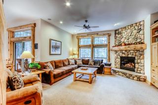 Cozy dog-friendly home with private hot tub & SHARC access - great location - 8