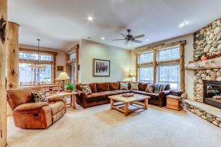 Cozy dog-friendly home with private hot tub & SHARC access - great location - 3