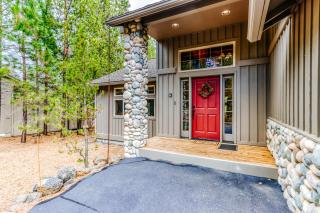 Cozy dog-friendly home with private hot tub & SHARC access - great location - 5
