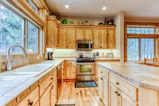 Cozy dog-friendly home with private hot tub & SHARC access - great location - Sunriver - 8