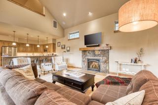 Downtown Sisters home with private hot tub & fenced yard - dogs welcome - 9