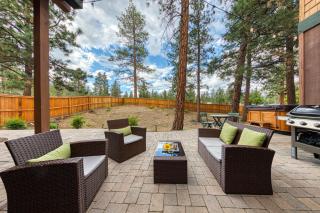 Downtown Sisters home with private hot tub & fenced yard - dogs welcome - 8