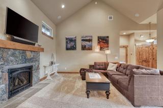 Downtown Sisters home with private hot tub & fenced yard - dogs welcome - 6