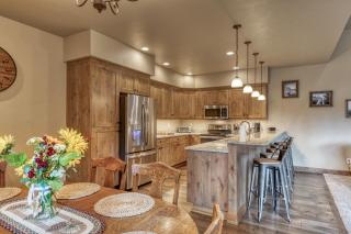 Downtown Sisters home with private hot tub & fenced yard - dogs welcome - 1