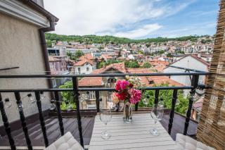 2BDRM: View & Free street parking in town’s Heart - 0