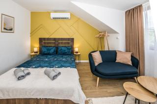 2BDRM: View & Free street parking in town’s Heart - 9