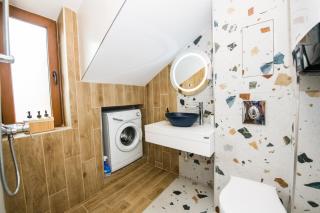 2BDRM: View & Free street parking in town’s Heart - 2