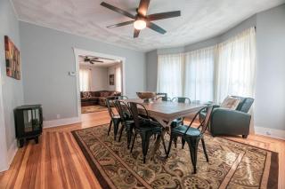 Near UHS BU Sleeps 8 Large Groups Welcome - 8