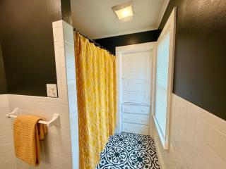 Near UHS BU Sleeps 8 Large Groups Welcome - 1