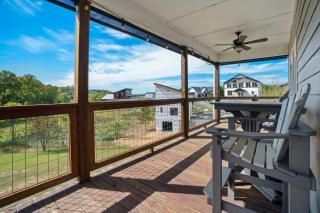 Lakefront Home Sleeps 8 Spacious Deck Pool Access - Sevierville - 9