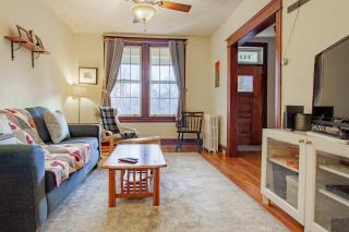 The E St Retreat Lovely 3-BR Nestled between H St & Eastern Market - 0