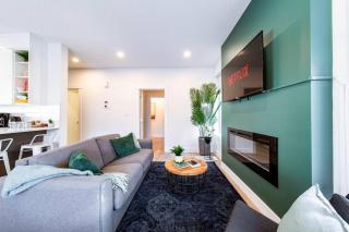 9BDRM Chic Luxury Retreat - Hot Tub - AC - BBQ - Sleeps 23 - 2