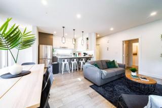 9BDRM Chic Luxury Retreat - Hot Tub - AC - BBQ - Sleeps 23 - 1
