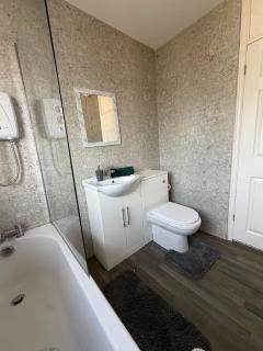 Contractors Stay for 10 with fully equipped kitchen, washing machine and Parking , Near DRI & M18 - 2