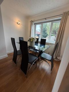Contractors Stay for 10 with fully equipped kitchen, washing machine and Parking , Near DRI & M18 - 8