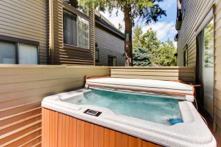 Golf course-view townhome with private hot tub & SHARC access - Sunriver - 0