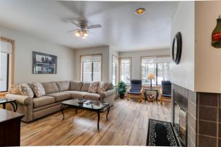 Golf course-view townhome with private hot tub & SHARC access - Sunriver - 9