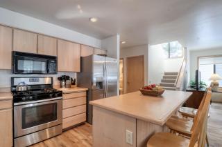 Golf course-view townhome with private hot tub & SHARC access - Sunriver - 7
