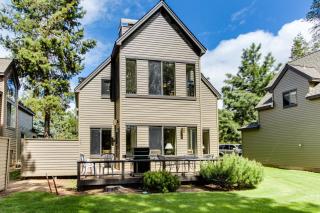 Golf course-view townhome with private hot tub & SHARC access - Sunriver - 6