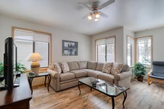 Golf course-view townhome with private hot tub & SHARC access - Sunriver - 5
