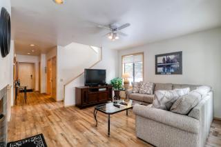 Golf course-view townhome with private hot tub & SHARC access - Sunriver - 4