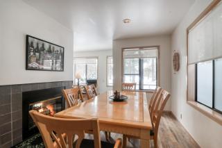 Golf course-view townhome with private hot tub & SHARC access - Sunriver - 1
