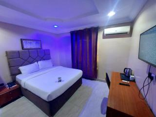 B's Hive Hotels and Suites - 0