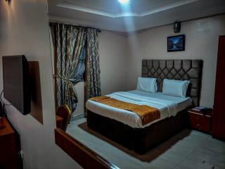 B's Hive Hotels and Suites - 9
