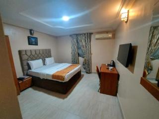 B's Hive Hotels and Suites - 8