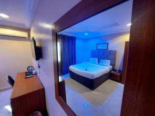 B's Hive Hotels and Suites - 3