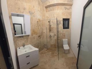 Modern Luxury Studio King Bed & Private Parking - 3