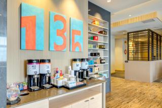 Hampton Inn & Suites Boston/Waltham - 1