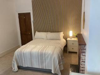 Modern Private Room with Easy Transport Links - 4