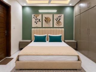 Family Stay 2BRs with Parking Full Kitchen Fast Wifi - 6