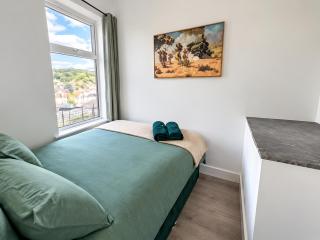 Contractors & Family Friendly Spot-3BR Stay for 10 - Full Kitchen, Fast WiFi & Private Backyard - Convenient Wakefield Links - 8