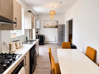 Contractors & Family Friendly Spot-3BR Stay for 10 - Full Kitchen, Fast WiFi & Private Backyard - Convenient Wakefield Links - 3