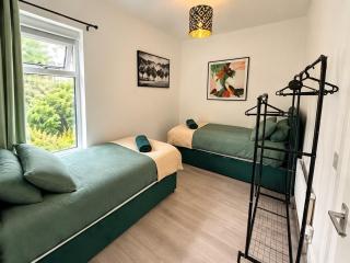 Contractors & Family Friendly Spot-3BR Stay for 10 - Full Kitchen, Fast WiFi & Private Backyard - Convenient Wakefield Links - 9