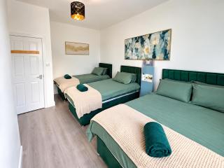 Contractors & Family Friendly Spot-3BR Stay for 10 - Full Kitchen, Fast WiFi & Private Backyard - Convenient Wakefield Links - 5