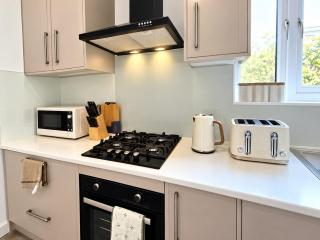 Contractors & Family Friendly Spot-3BR Stay for 10 - Full Kitchen, Fast WiFi & Private Backyard - Convenient Wakefield Links - 6