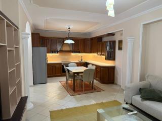 Elior Three Bedroom Apartment Near City Center - 9