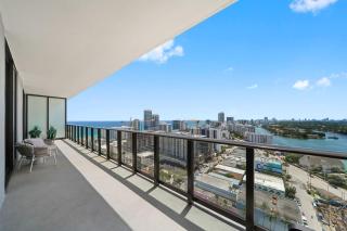 Miami Beach Penthouse Ocean & Bay Views with Balcony - 2