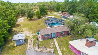 MERMAID MANOR CARRIAGE HOUSE Quiet Homasassa area offers a screened heated pool, hotub, covered outdoor patio with gas grill, hand painted murals throughout, fenced yard, sleeps 6 in 2 kings, 2 twins, RV Parking w power addl fee, 1 Dog ok w addl fee - 1