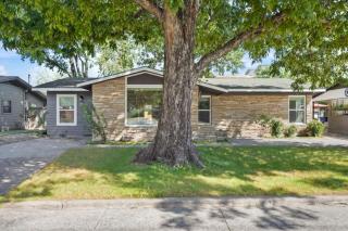 Trendy Remodeled Home by SoCo w Nice Outdoor Space - 4
