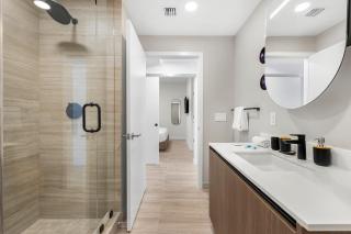 Miami Beach Luxury Stay Balcony Sea Views & Pool - 3