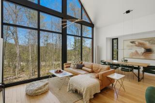 Bright 4BR Sunlit Chalet - Hot Tub and Fireplace - 0