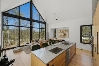 Bright 4BR Sunlit Chalet - Hot Tub and Fireplace - 6