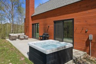 Bright 4BR Sunlit Chalet - Hot Tub and Fireplace - 7
