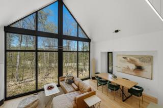 Bright 4BR Sunlit Chalet - Hot Tub and Fireplace - 4