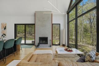 Bright 4BR Sunlit Chalet - Hot Tub and Fireplace - 2