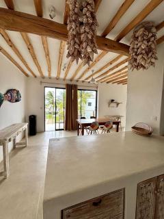 1 Bedroom Beachfront Getaway, Pool and Ocean Views - 8